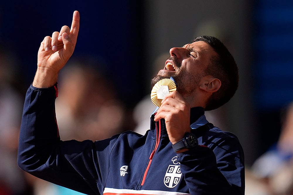 Novak Djokovic shows his gold medal after defeating Carlos Alcaraz  - | Photo: AP/Manu Fernandez